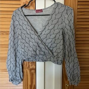 Ragdoll Black and White Patterned cropped Blouse size medium